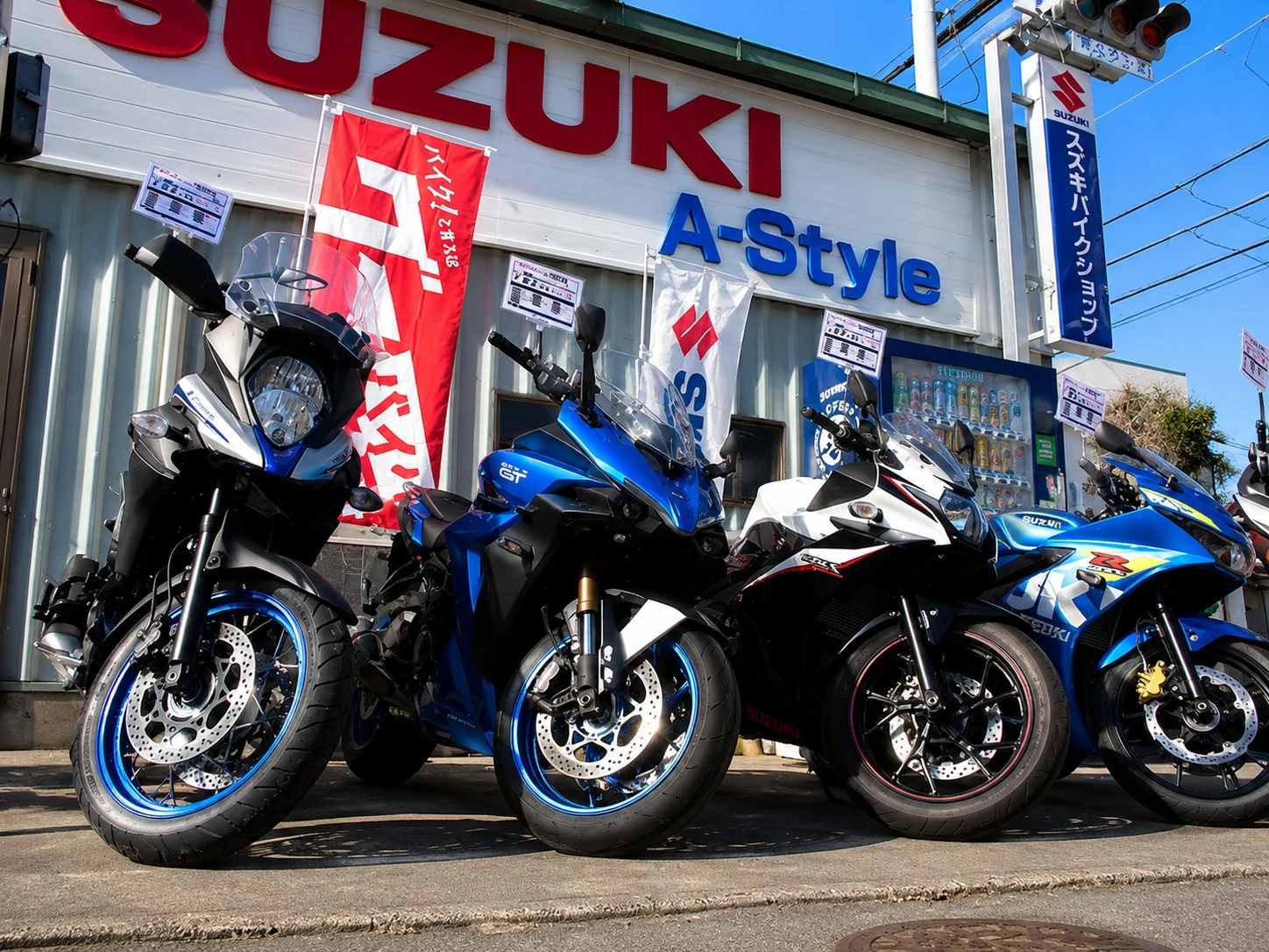 A-Style店頭に並ぶスズキのバイクと店舗の看板