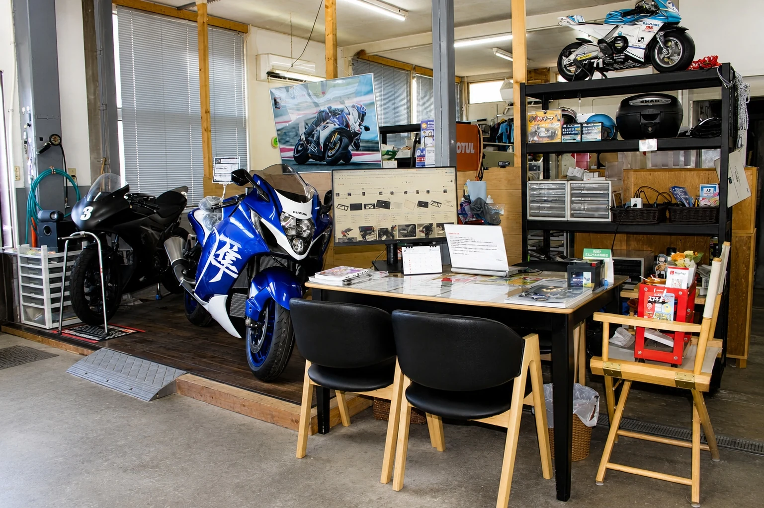 A-Style店内のテーブルと相談スペース